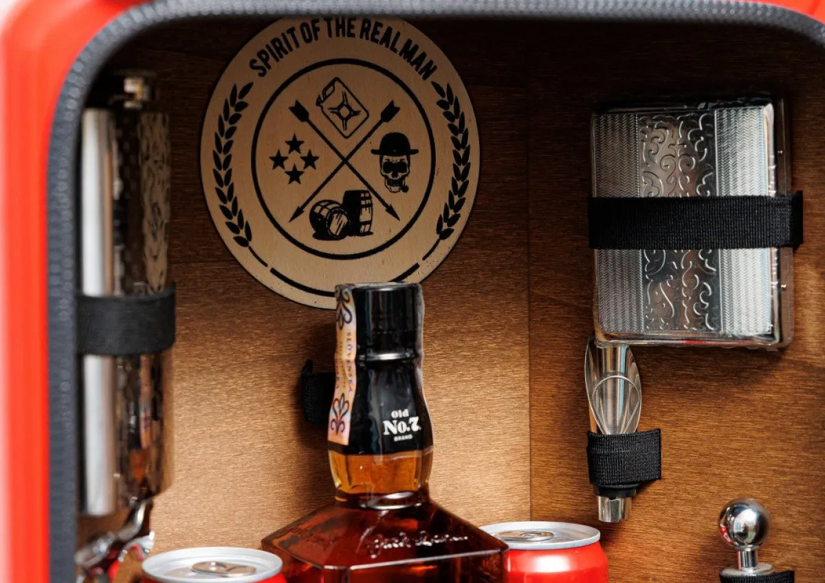 Outlet Jerrykannu Baarikaappi - Spirit of the Real Man (Red) Juoma- Ja Shottilasit|Hyllyt & Säilytys