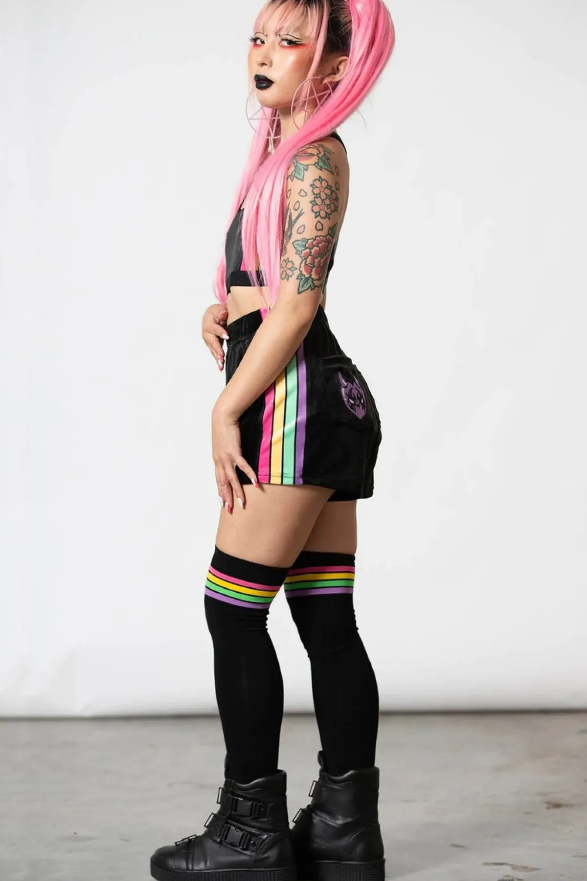 Hot Groovy - Velourshortsit Pride|Shortsit